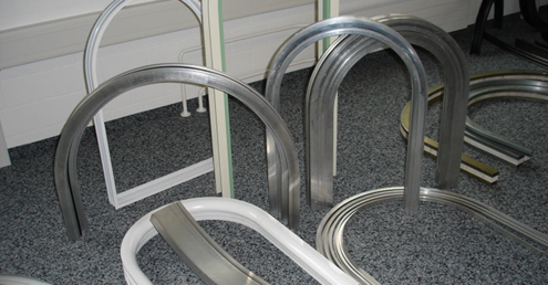 Máquina roladora de lámina hidráulica para curvado de acero en la industria automotriz